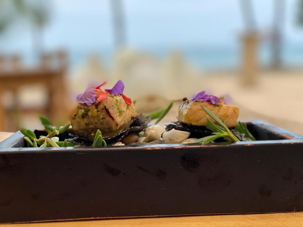 Cafe De Playa Beach Front Hotel Coco Kültér fotó